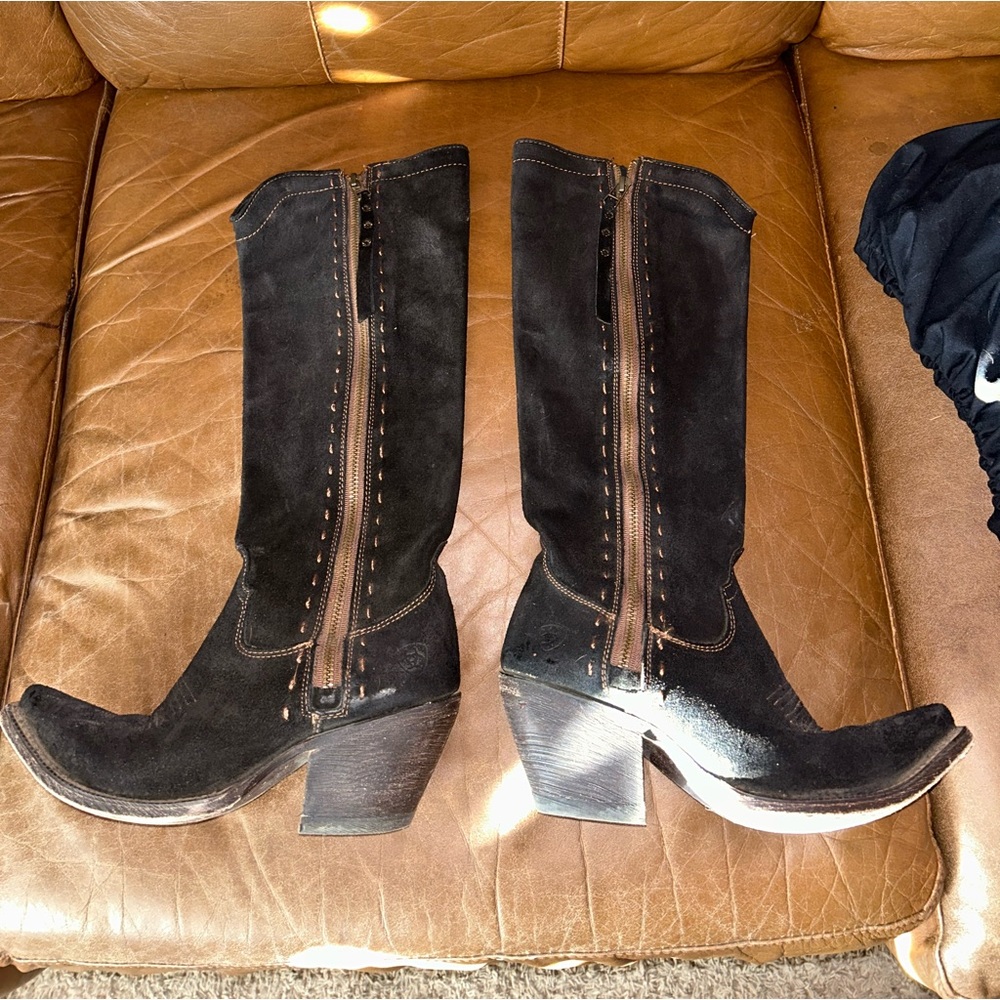 Black Ariat Boots.